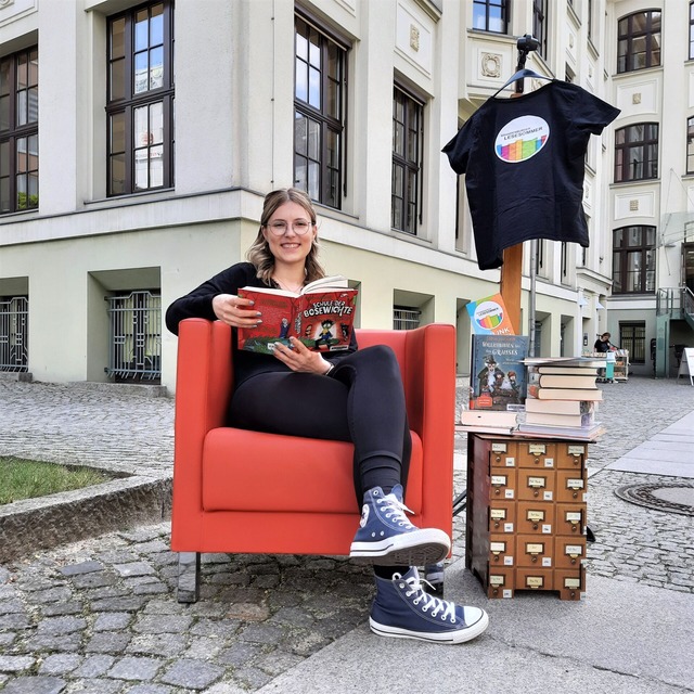 Unsere neue Kinderbibliothekarin Pauline Blum freut sich auf ihren ersten Lesesommer. Foto: Uta Jacob